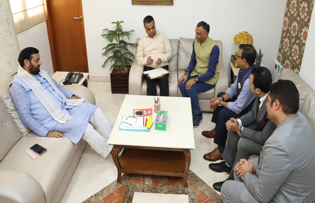 फ्लिपकार्ट ग्रुप के सीईओ कल्याण कृष्णमूर्ति के साथ बैठक करते मुख्यमंत्री नायब सैनी
