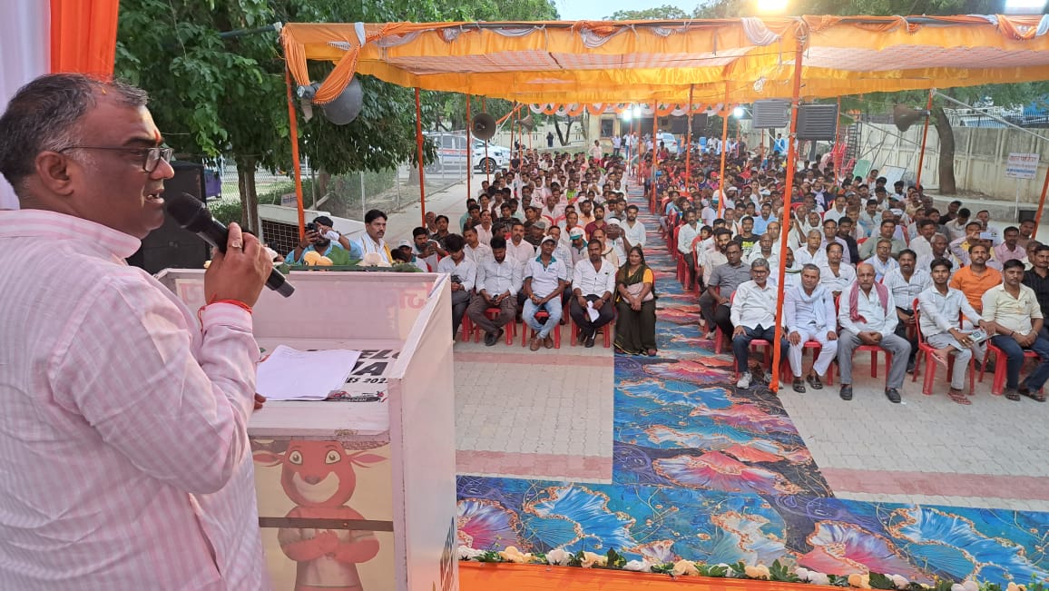 सड़क शिलान्यास के बाद जनता को संबोधित करते हुए राज्य मंत्री गिरीश चंद्र यादव