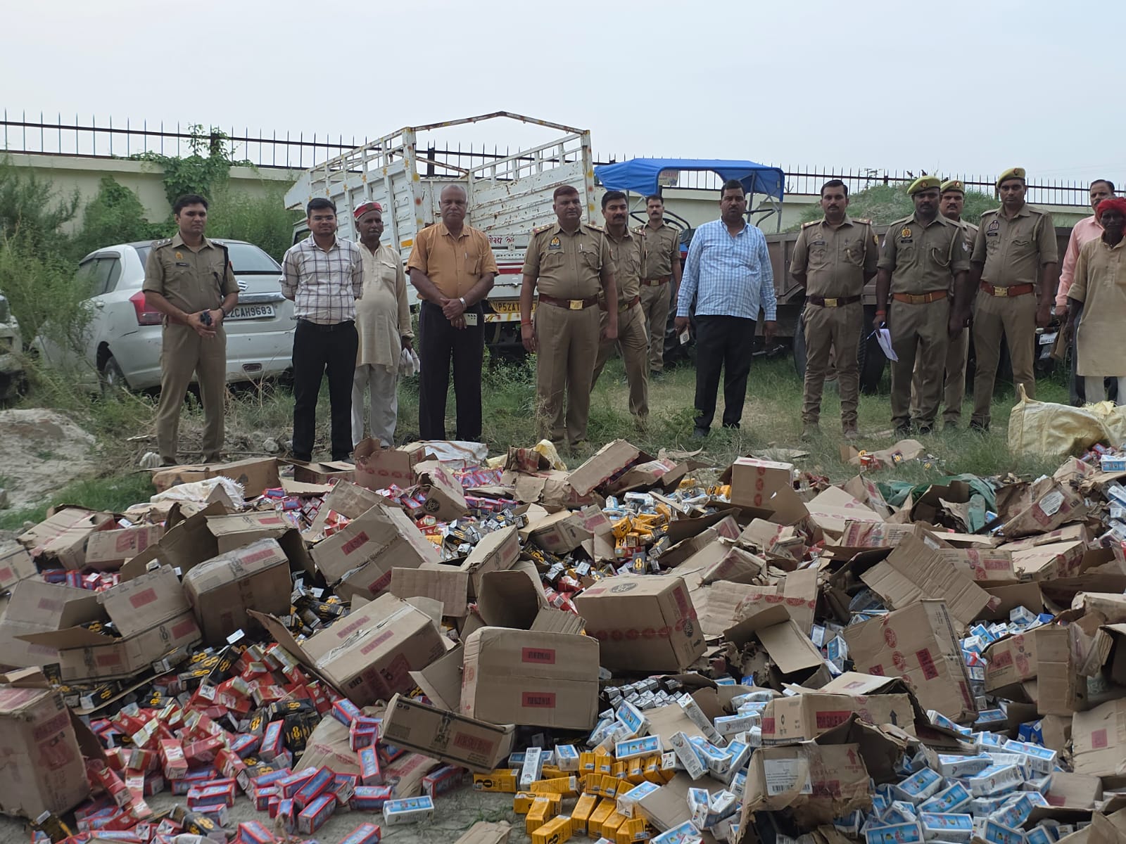 फोटोकार्रवाई के दौरानशराब नष्ट करते