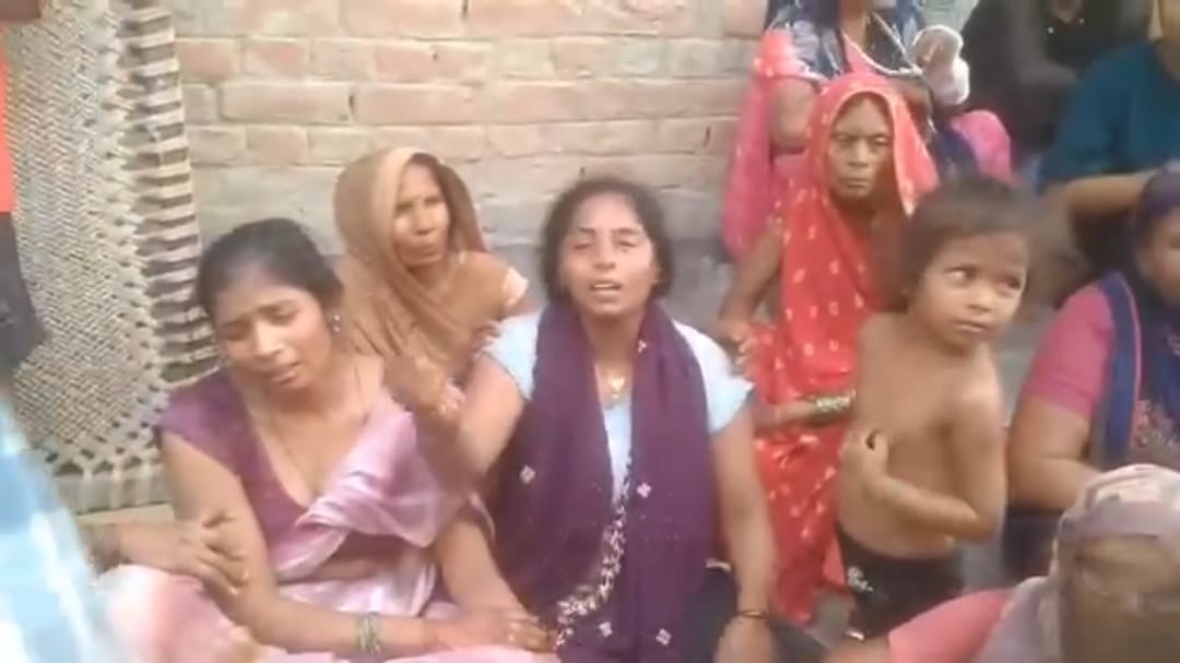 घर पर रोते बिलखते परिजन