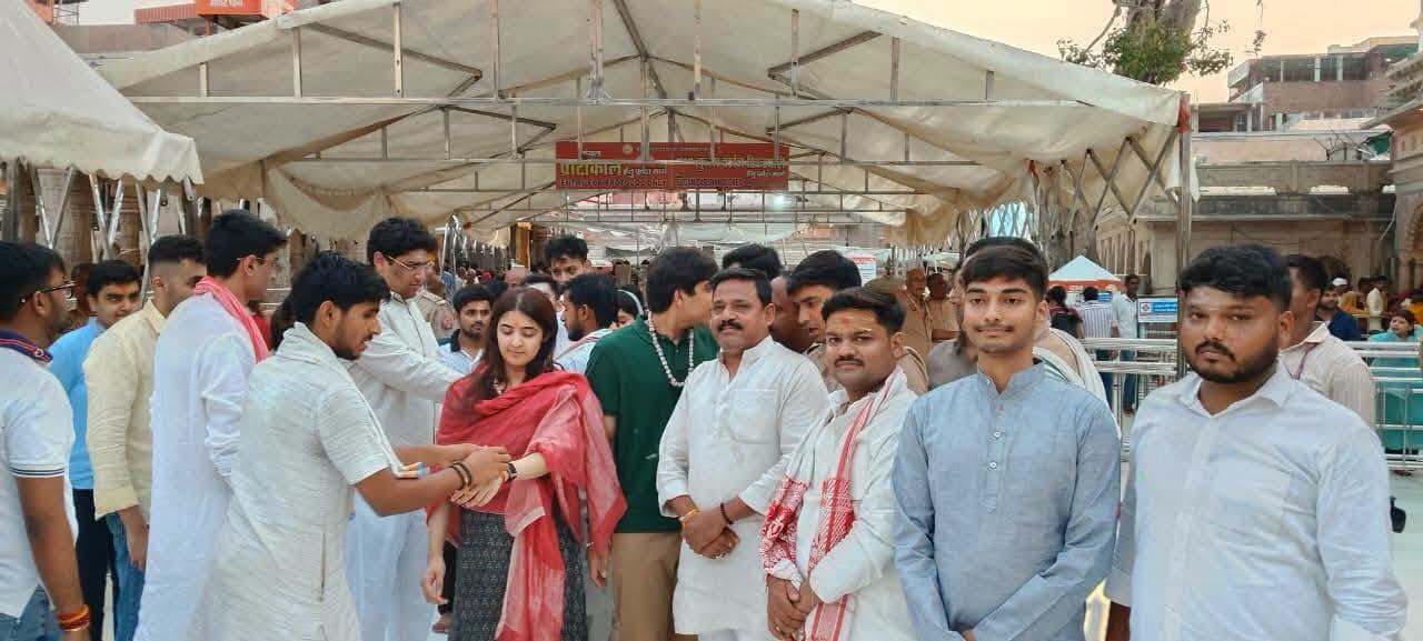 अखिलेश यादव के पुत्र अर्जुन और बेटी टीना, सांसद प्रिया सरोज के साथ बाबा विश्वनाथ के दरबार में