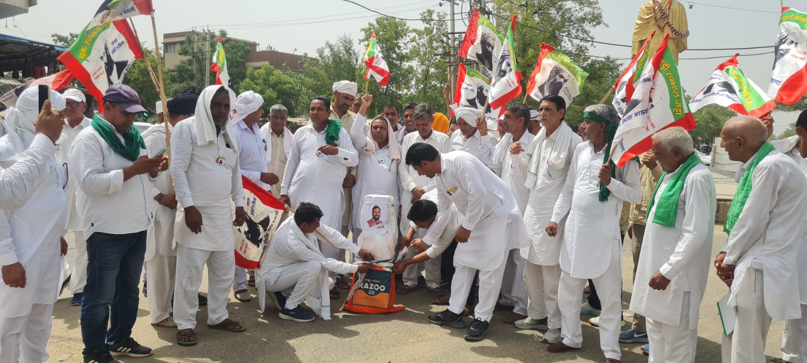 नाथूसरी चोपटा में सीएम का पुतला फूंकते किसान।