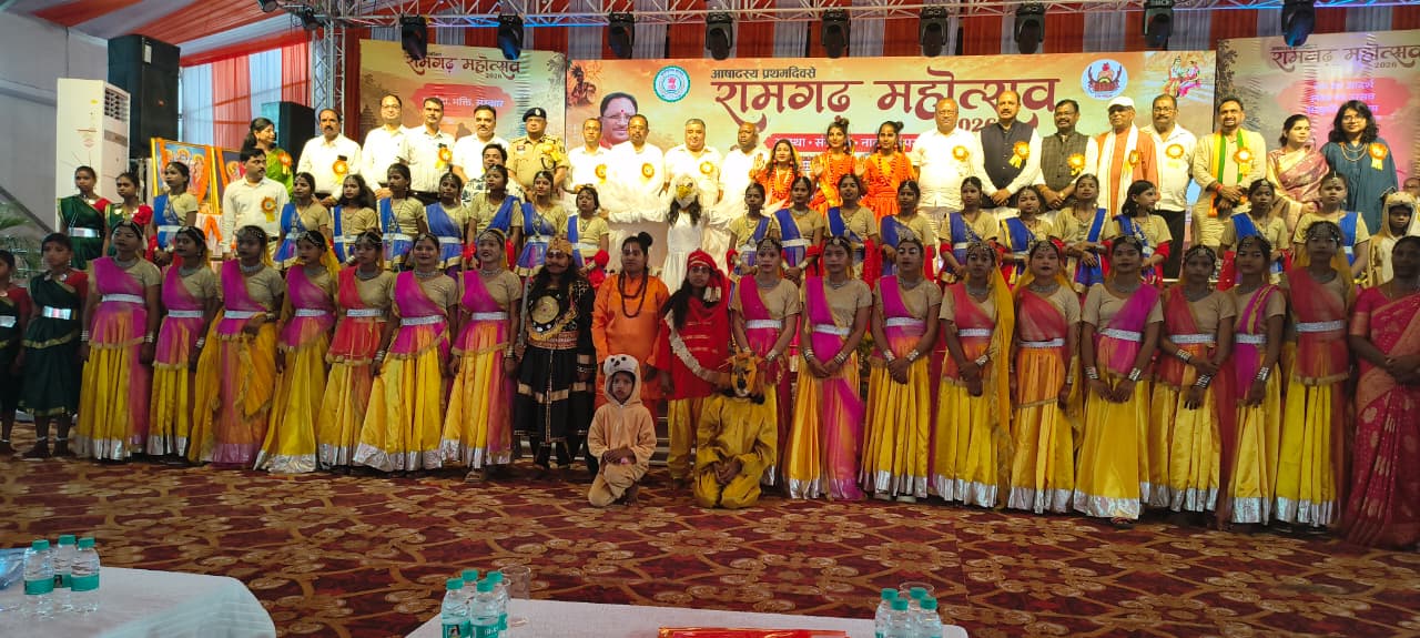 महोत्सव के उद्घाटन अवसर पर स्कूली बच्चों एवं स्थानीय कलाकार