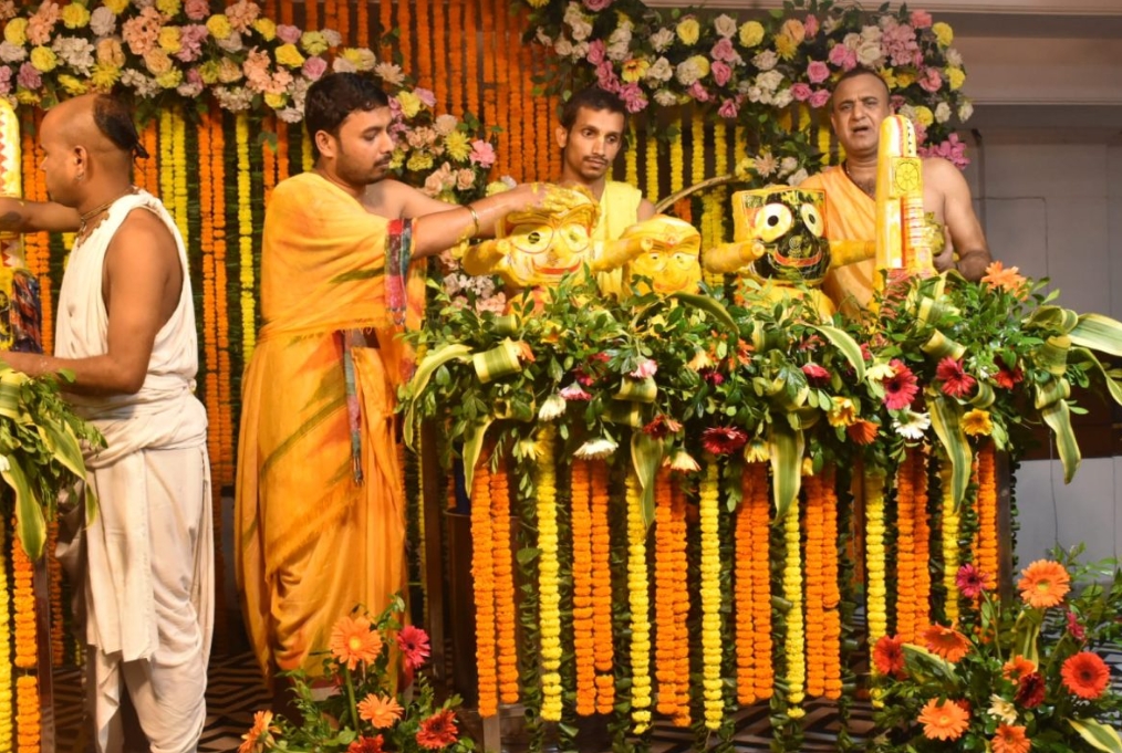 भगवान जगन्नाथ, उनके बड़े भाई बलभद्र और बहन सुभद्रा का वैदिक मंत्रोच्चार के साथ स्नान कराते पंडित