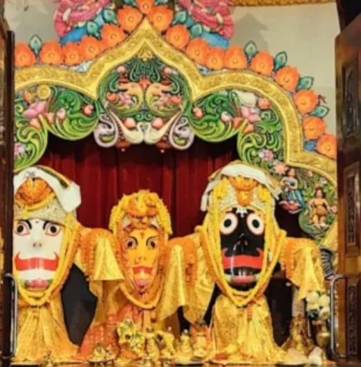 अनुष्ठान में मौजूद भगवान जगन्नाथ, बहन सुभद्रा और बलभद्र की तस्वीर