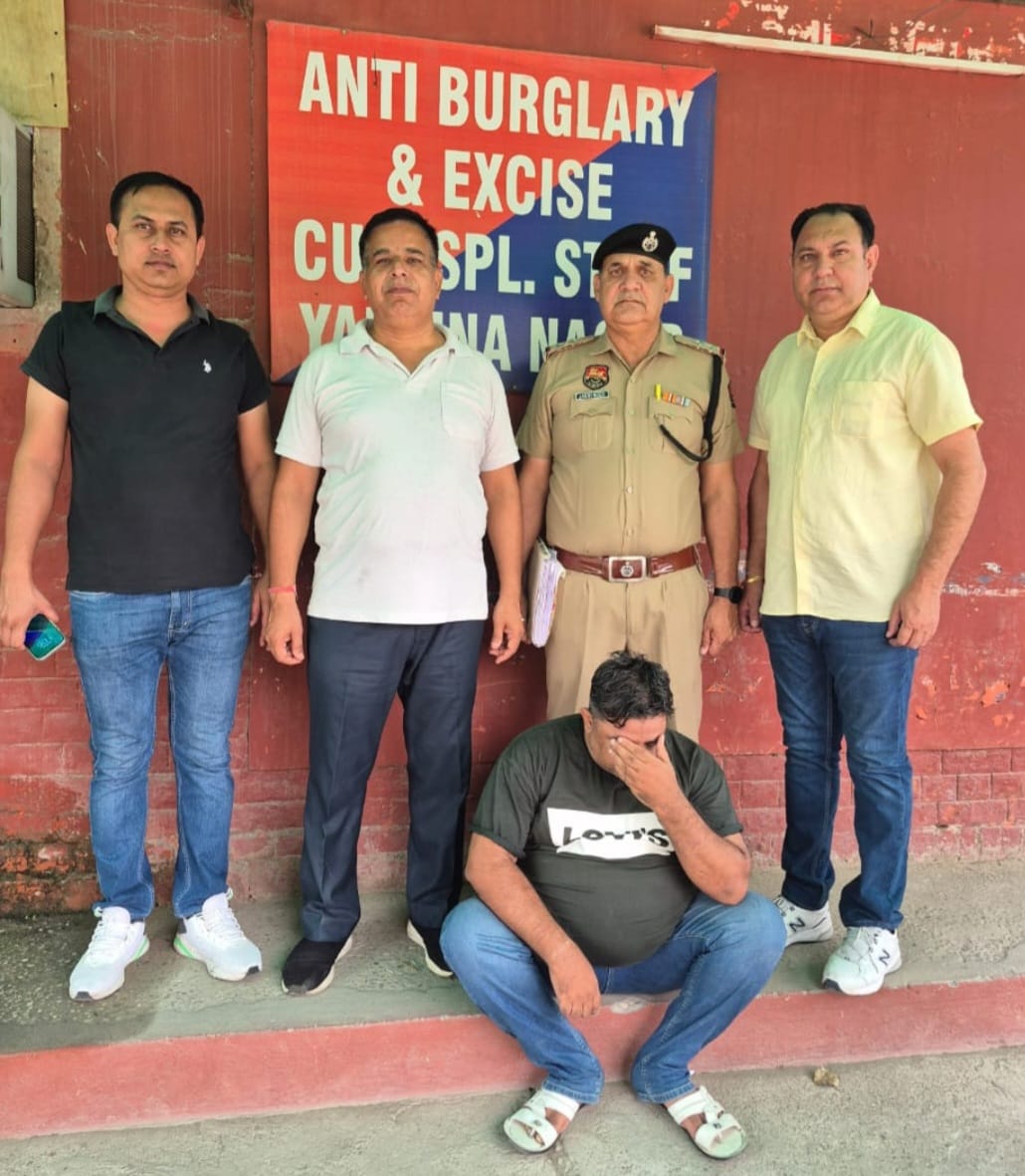 पुलिस द्वारा गिरफ्तार किया गया  ज्वेलर