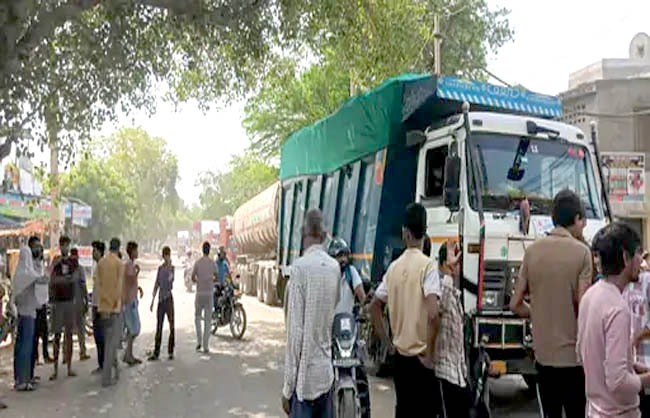 जाम के कारण सड़क पर लगी वाहनों की लंबी कतार।