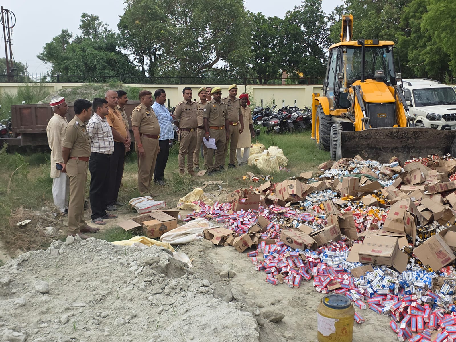 फोटोकार्रवाई के दौरानशराब नष्ट करते