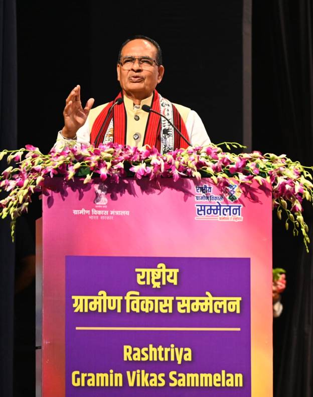 केंद्रीय मंत्री शिवराज सिंह चौहान कार्यक्रम को संबोधित करते हुए