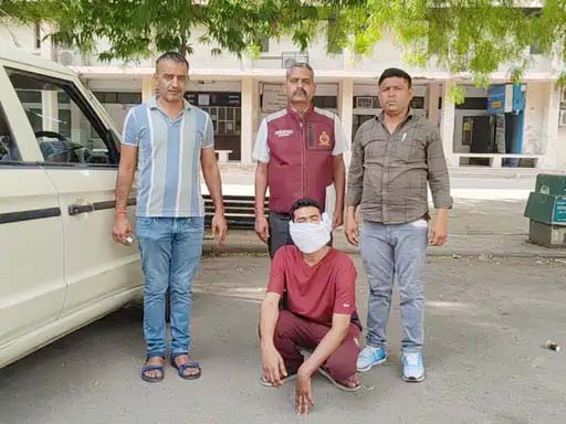 पुलिस द्वारा गिरफ्तार किया गया नकली नोट छापने वाला आईटी इंजीनियर विनायक झा।