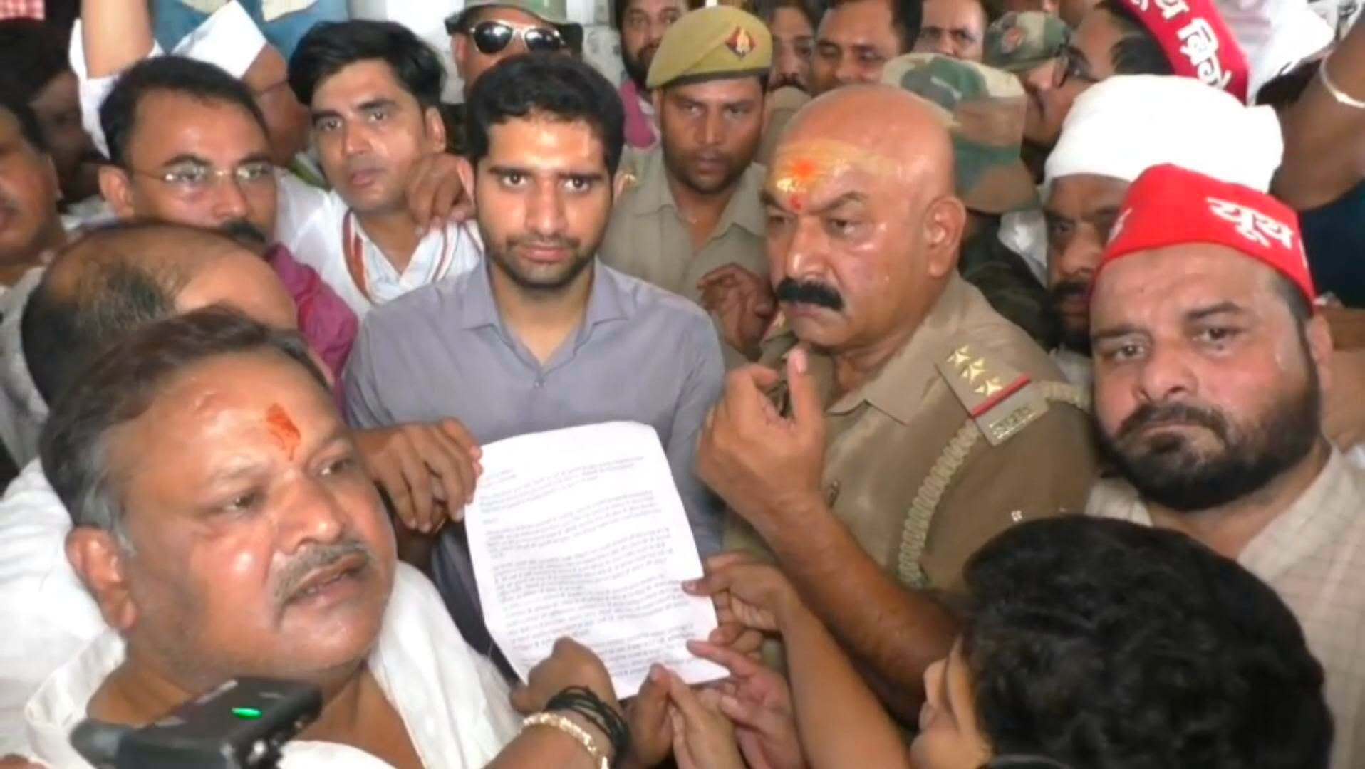 नगर निगम मुख्यालय में विपक्षी दलों का प्रदर्शन