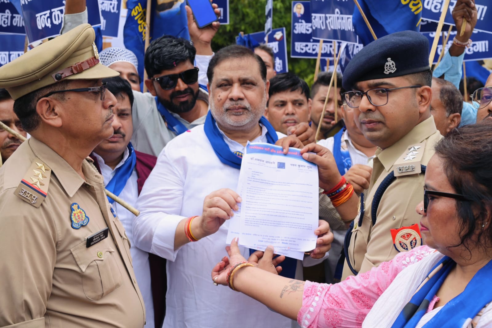 एसीपी को ज्ञापन देते प्रदेश अध्यक्ष पवन भाई गुप्ता