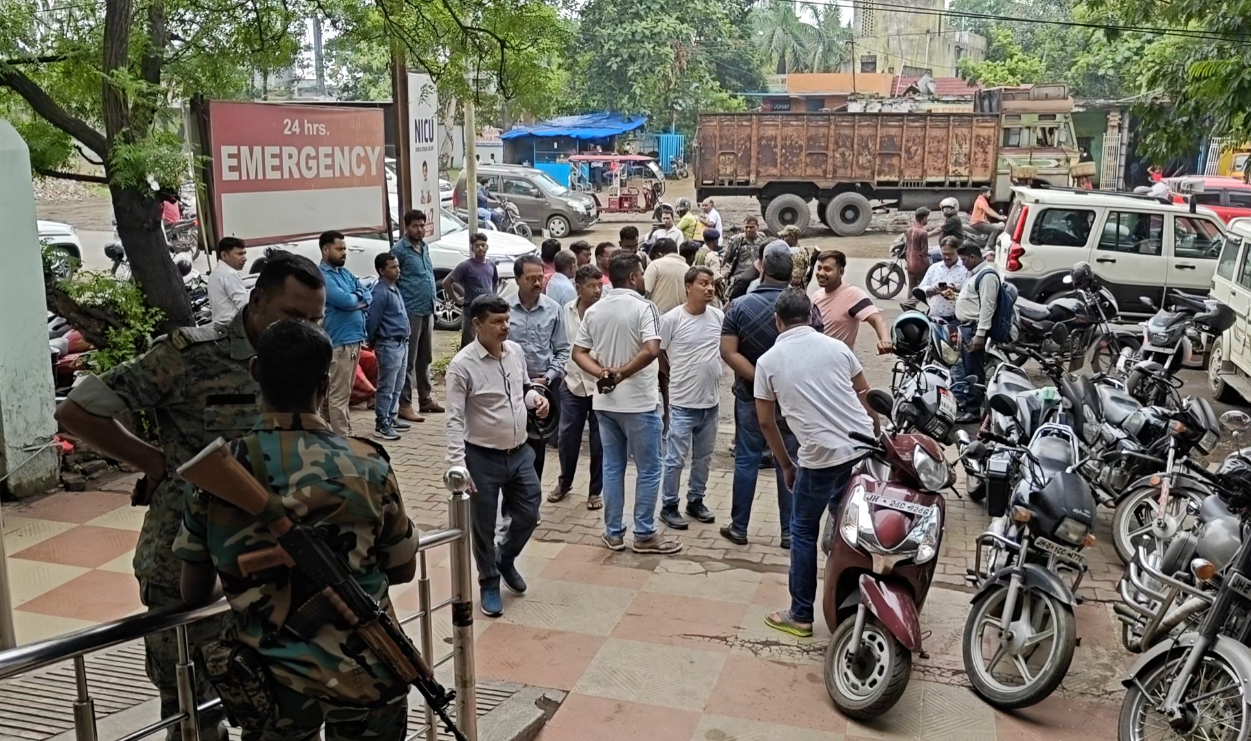 अस्पताल के बाहर लगी भीड़