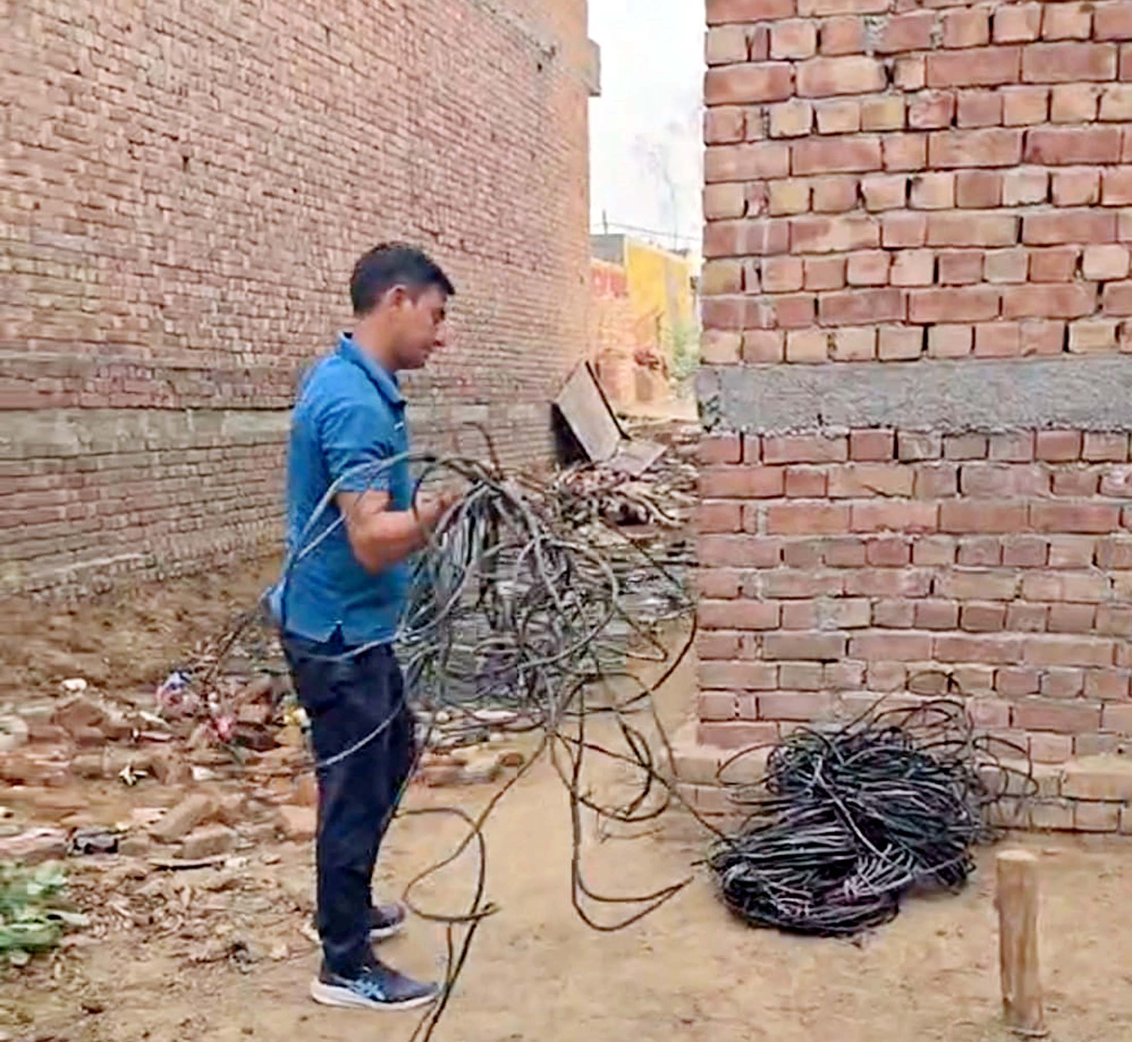 कुंडी कनेक्शन बरामद करते हुए टीम सदस्य।
