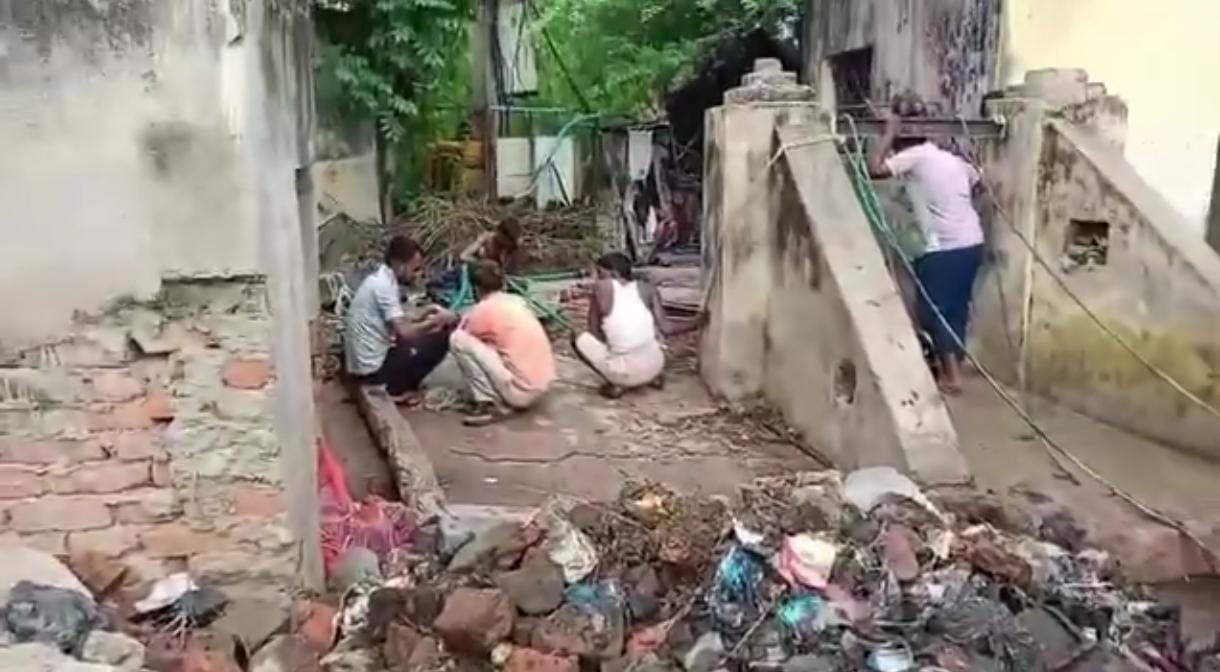 कुआं की हो रही सफाई