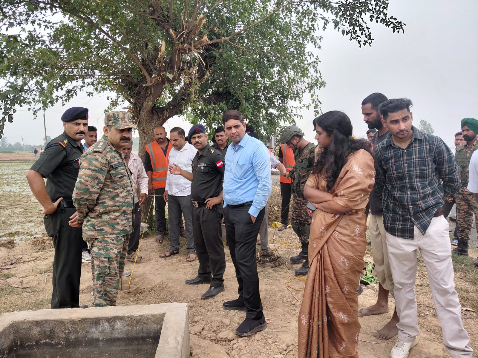 डीसी अजय तोमर और एसडीएम मौके पर जायजा लेते हुए डीसी अजय तोमर और एसडीएम मौके पर जायजा लेते हुए