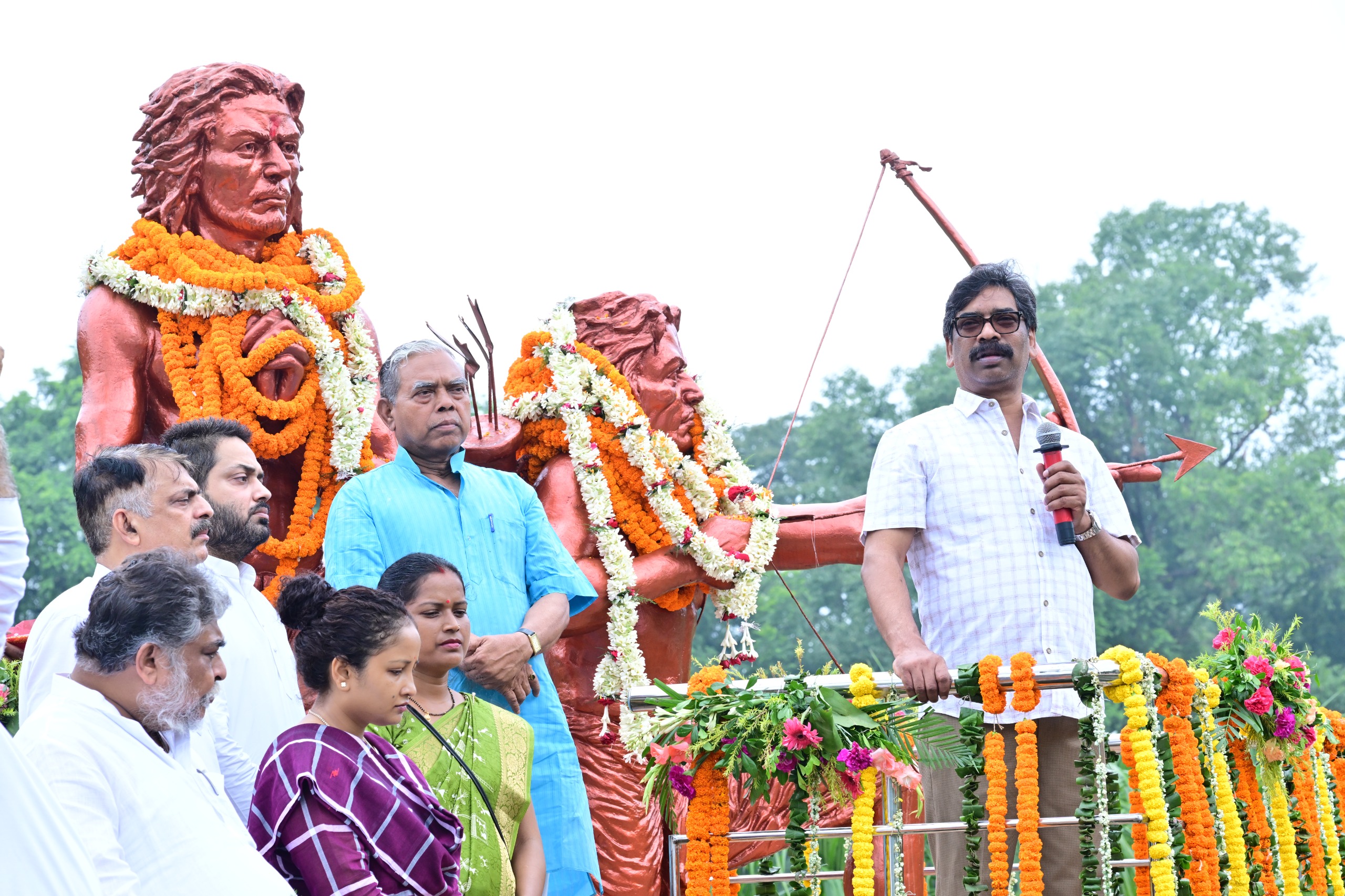 मौके पर मौजूद लोगों को संबोधित करते मुख्यमंत्री