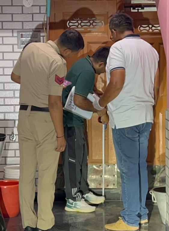 घटनास्थल पर जांच करती पुलिस व फोरेंसिक टीम।