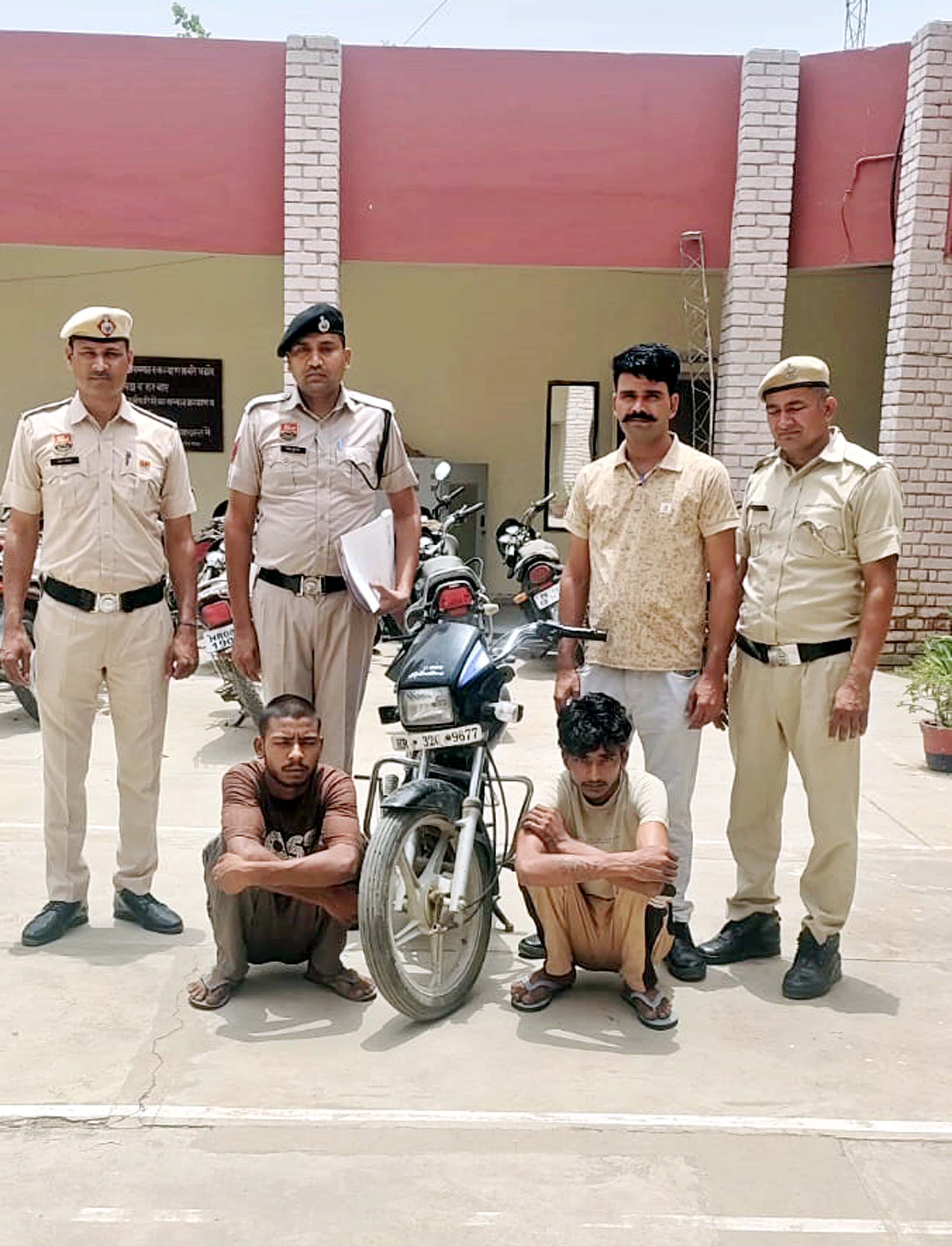 पुलिस गिरफ्त में दोनों आरोपित।