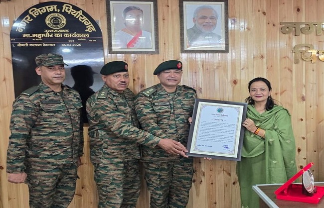 पिथौरागढ़ नगर निगम की महापौर कल्पना देवलाल ने प्रादेशिक सेना इकोलॉजिकल कुमाऊं को प्रशंसा प्रमाण-पत्र प्रदान करती हुई।