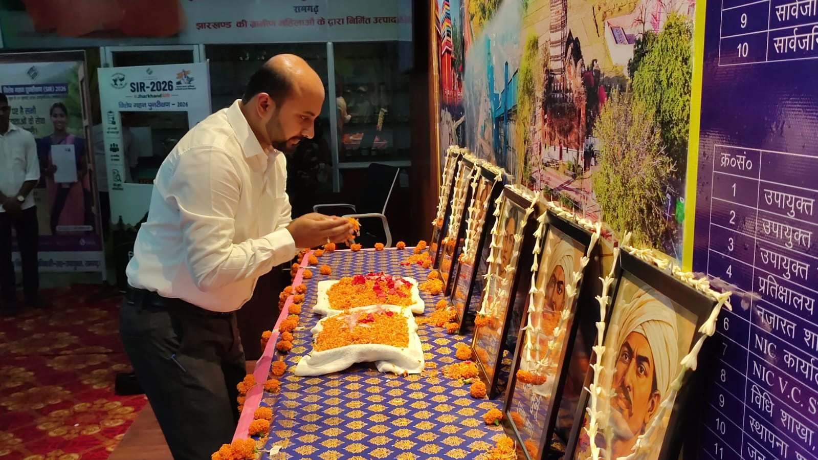 श्रद्धांजलि अर्पित करते डीसी
