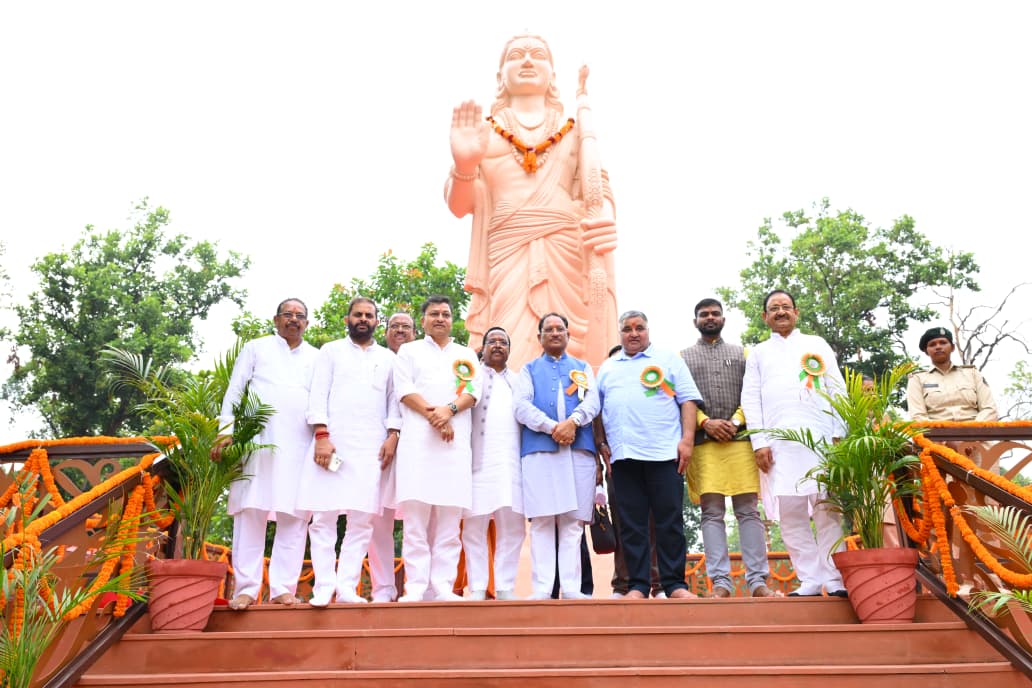 भगवान श्री राम की प्रतिमा के समक्ष मुख्यमंत्री साय ,कृषि मंत्री रामविचार नेताम के साथ