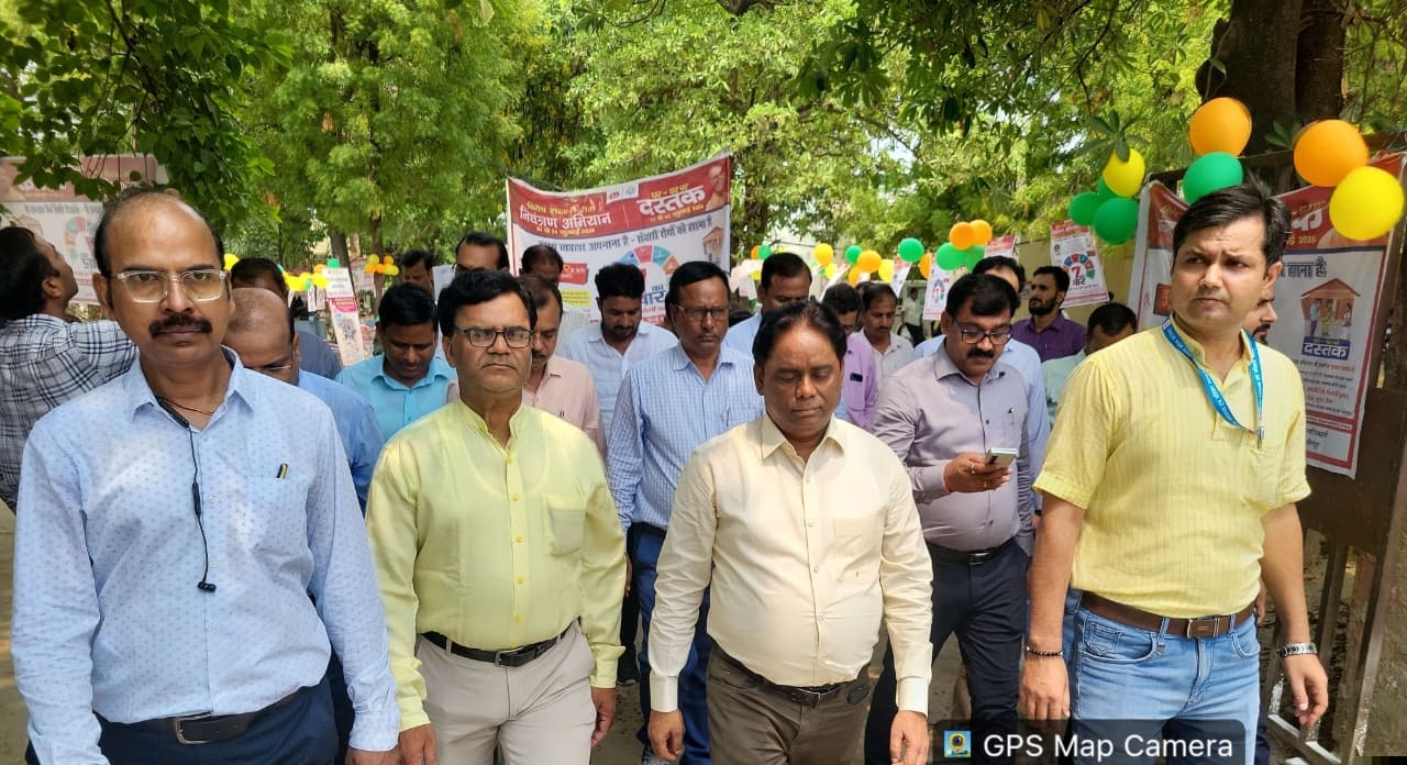 संचारी रोग नियंत्रण अभियान रैली में साथ चलते हुए डाक्टरों की टीम और अन्य अधिकारी