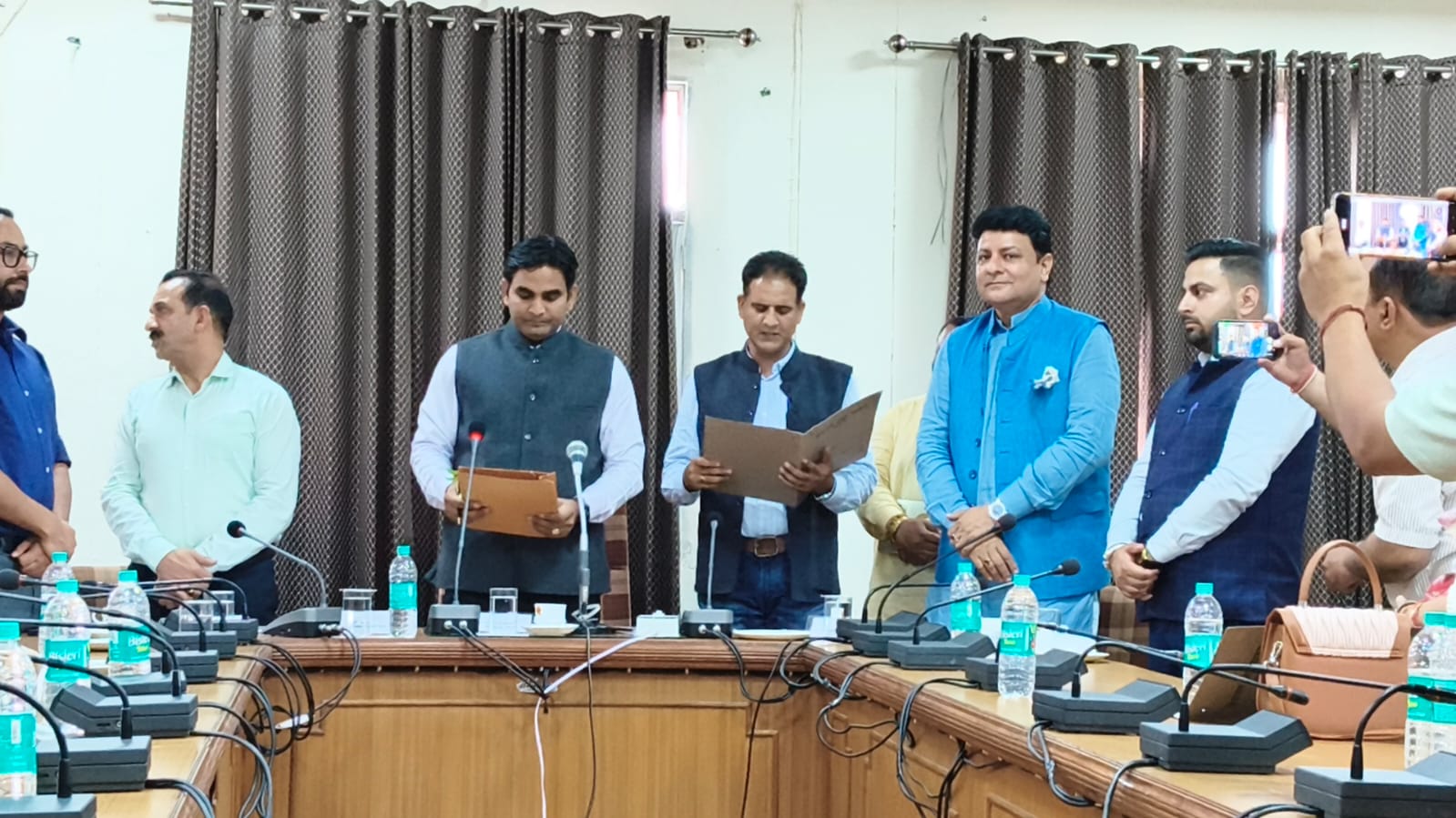 मेयर पद की शपथ लेते हुए शमशेर नेहरिया।
