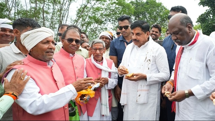 सिदोरी का स्वाद चखा और किसान से किया संवाद सिदोरी का स्वाद चखा और किसान से किया संवाद
