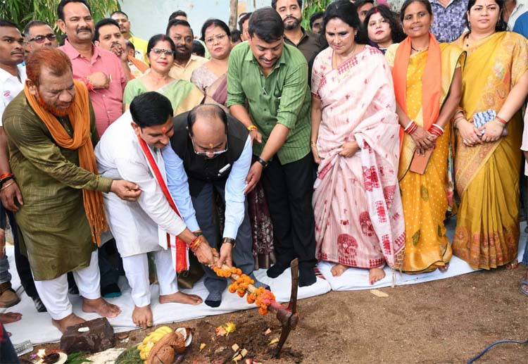 केंद्रीय मंत्री तोखन साहू तथा उप मुख्यमंत्री अरुण साव विकास कार्यों का भूमिपूजन करते हुए केंद्रीय मंत्री तोखन साहू तथा उप मुख्यमंत्री अरुण साव विकास कार्यों का भूमिपूजन करते हुए