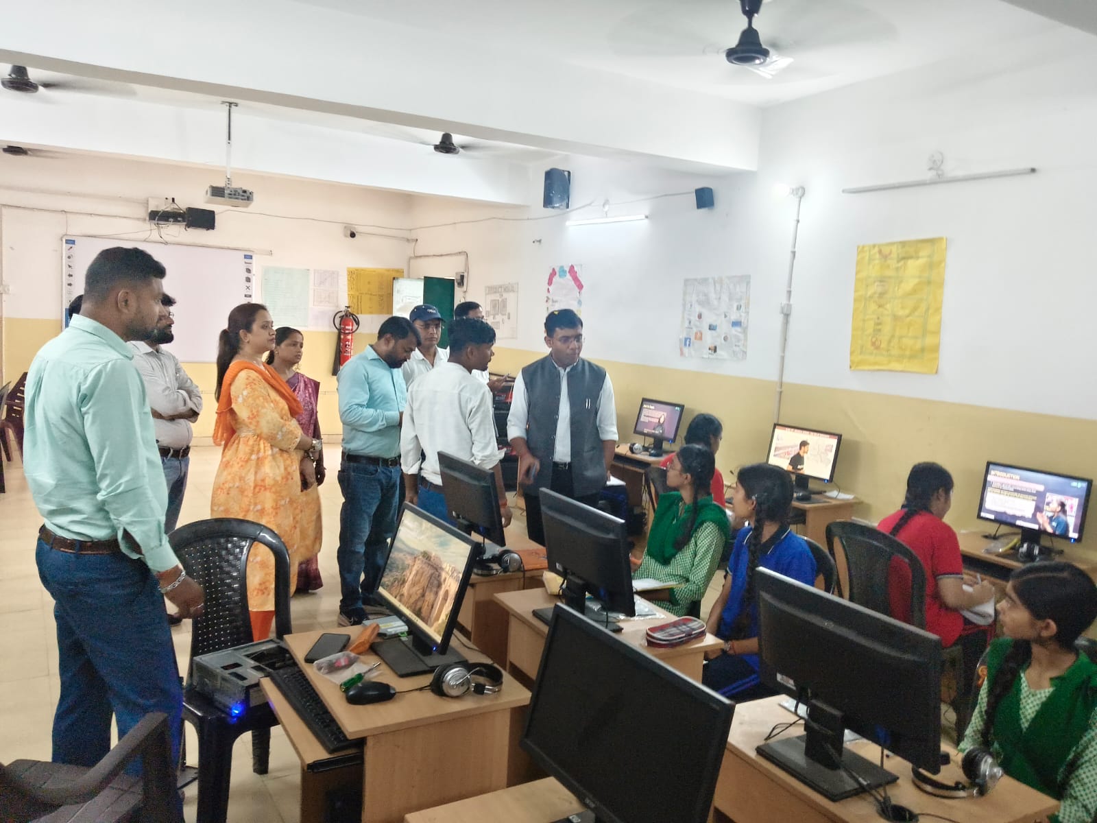 निरीक्षण करते अधिकारी निरीक्षण करते अधिकारी