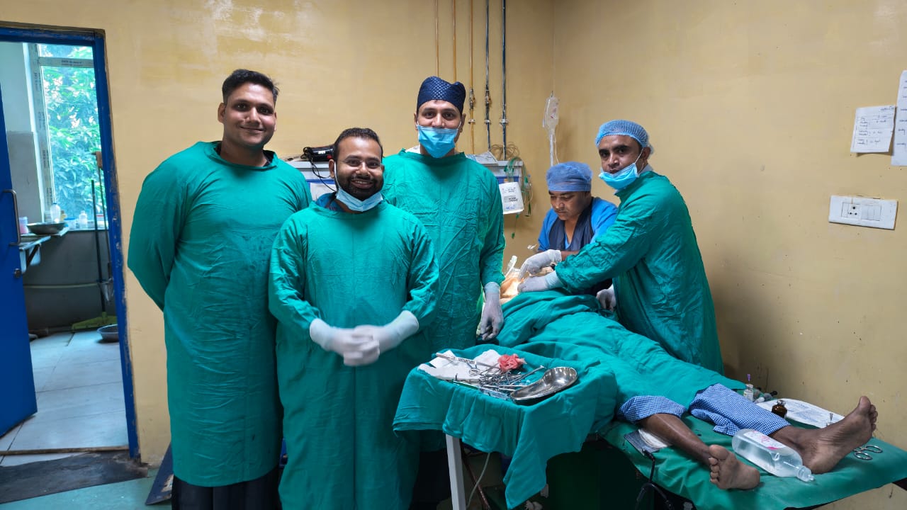 सर्जरी के दौरान मौजूद चिकित्सक