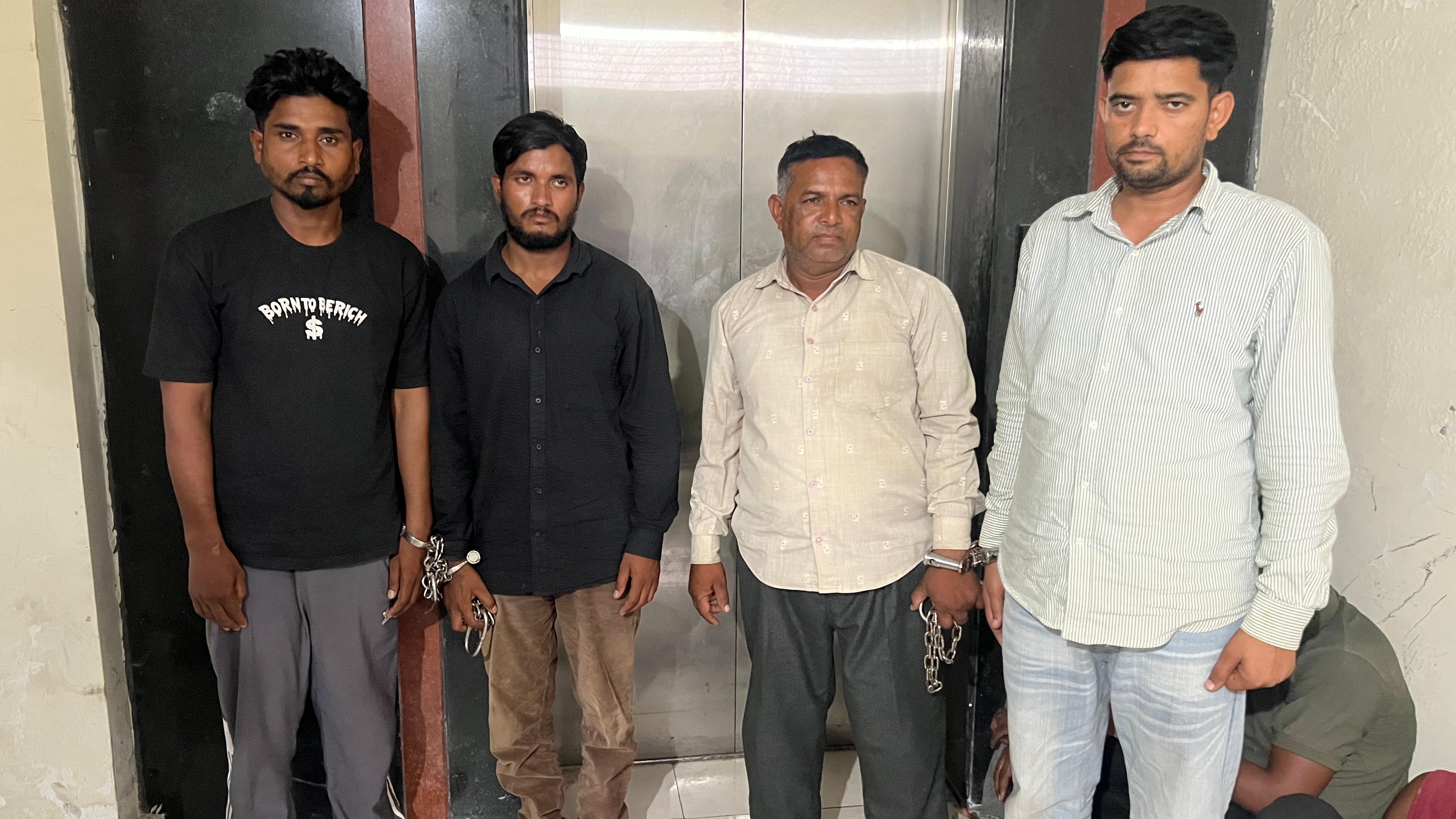 रायपुर: सरोना की विदेशी शराब दुकान में 7 लाख से अधिक की चोरी का खुलासा, राजस्थान के 4 अंतरराज्यीय आरोपित गिरफ्तार रायपुर: सरोना की विदेशी शराब दुकान में 7 लाख से अधिक की चोरी का खुलासा, राजस्थान के 4 अंतरराज्यीय आरोपित गिरफ्तार