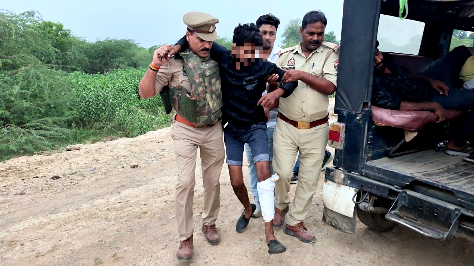 फोटो। घायल बदमाश को अस्पताल ले जाते पुलिस कर्मी