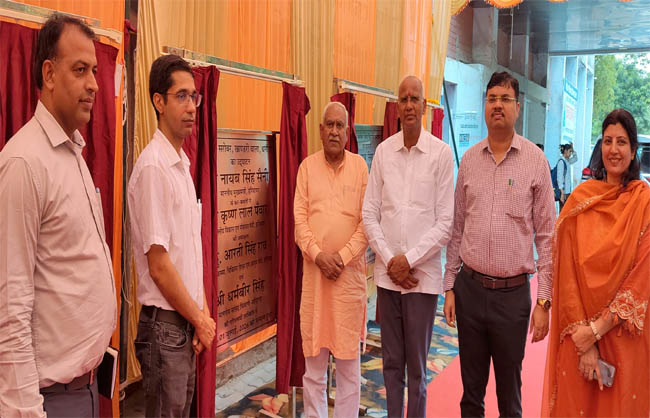 अमृत सरोवरों का उद्घाटन करते नारनौल के विधायक ओमप्रकाश यादव तथा महेंद्रगढ़ के विधायक कंवर सिंह यादव। अमृत सरोवरों का उद्घाटन करते नारनौल के विधायक ओमप्रकाश यादव तथा महेंद्रगढ़ के विधायक कंवर सिंह यादव।