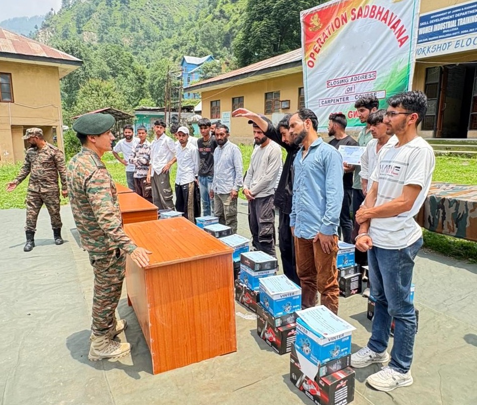 एक माह का बढ़ईगीरी प्रशिक्षण संपन्न, 15 युवाओं को मिले प्रमाणपत्र और टूल किट
