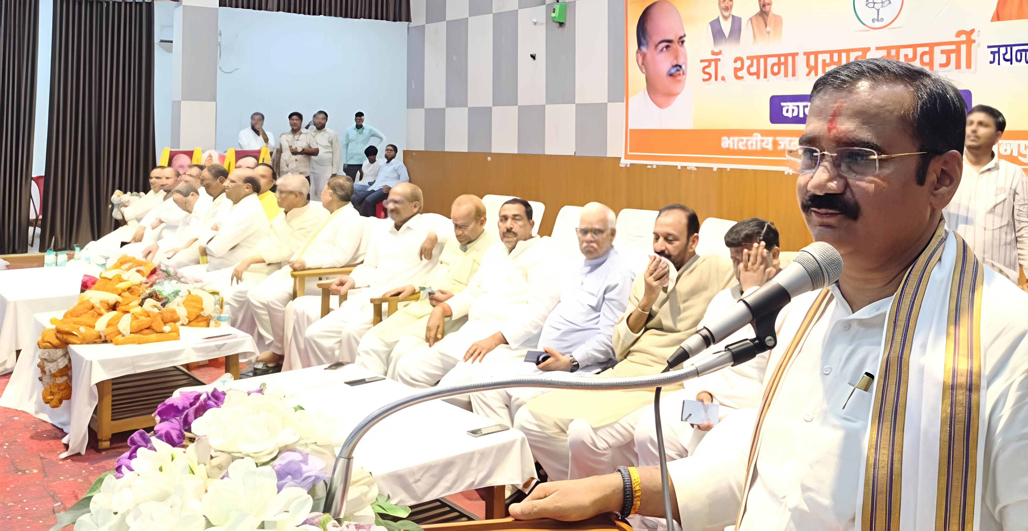 सभा को संबोधित करते दिलीप पटेल सभा को संबोधित करते दिलीप पटेल