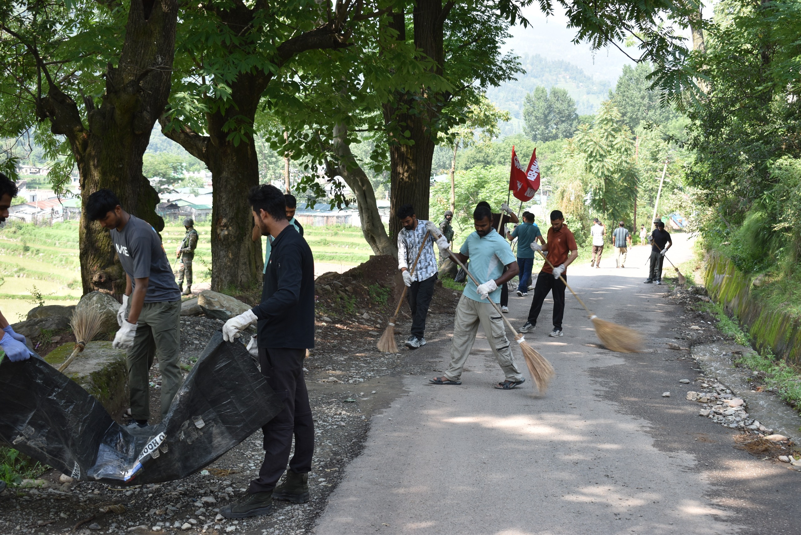 चलाया स्वच्छ भारत अभियान, सैनिकों और स्थानीय लोगों ने मिलकर की सफाई चलाया स्वच्छ भारत अभियान, सैनिकों और स्थानीय लोगों ने मिलकर की सफाई