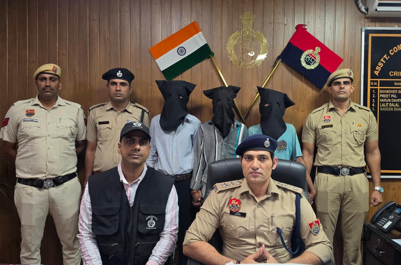 गुरुग्राम पुलिस की गिरफ्त में महिला एवं चेन छीनने के आरोपी।