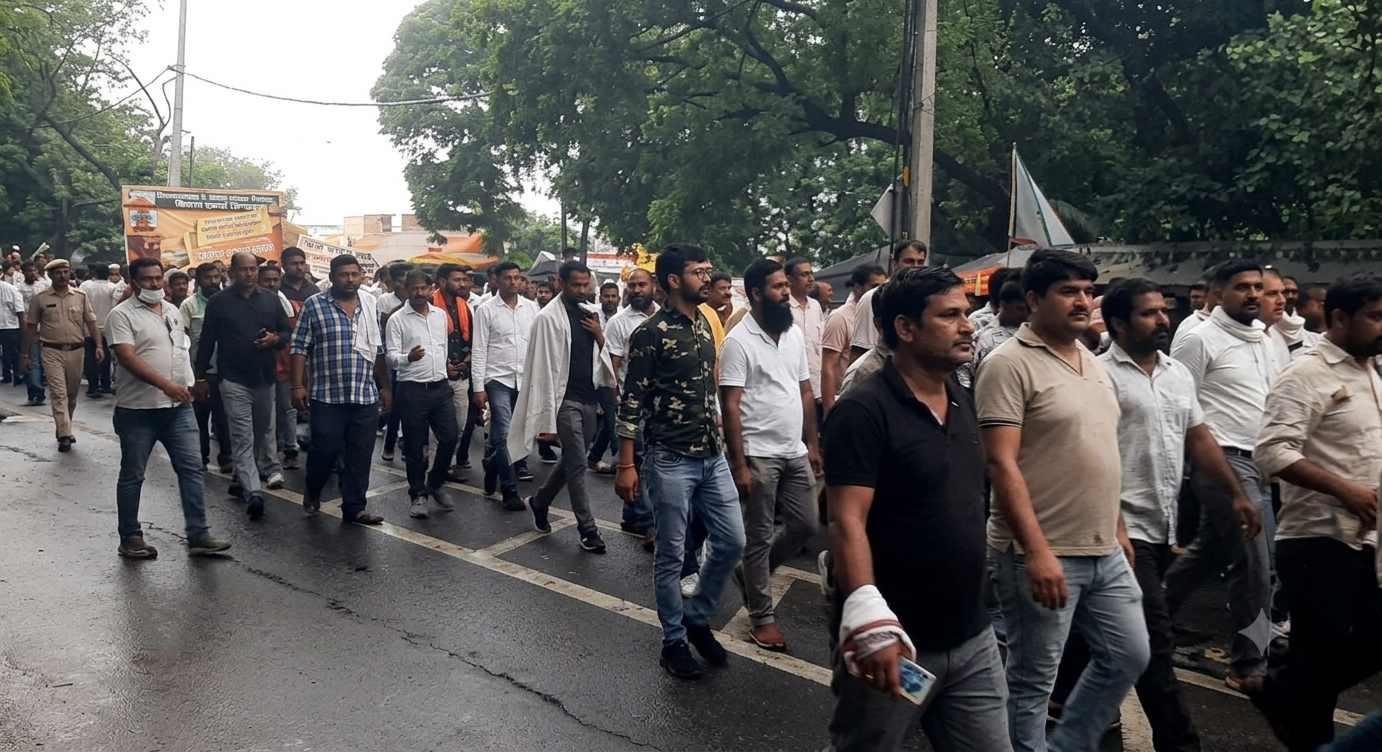 प्रदर्शन करते हुए संघ के कर्मचारी सदस्य प्रदर्शन करते हुए संघ के कर्मचारी सदस्य