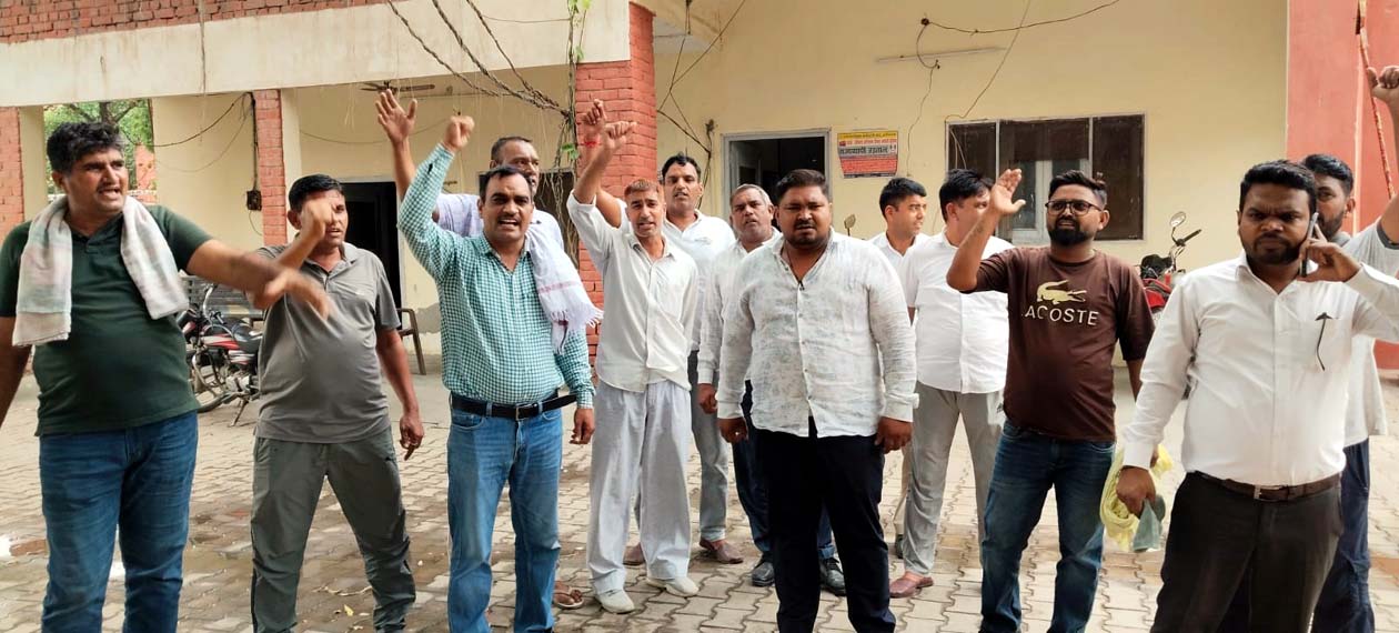 गेट मीटिंग के दौरान नारेबाजी करते दमकल कर्मचारी।