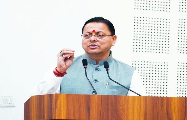 मुख्यमंत्री पुष्कर सिंह धामी मुख्यमंत्री आवास में आयोजित कार्यक्रम को संबोधित करते हुए।