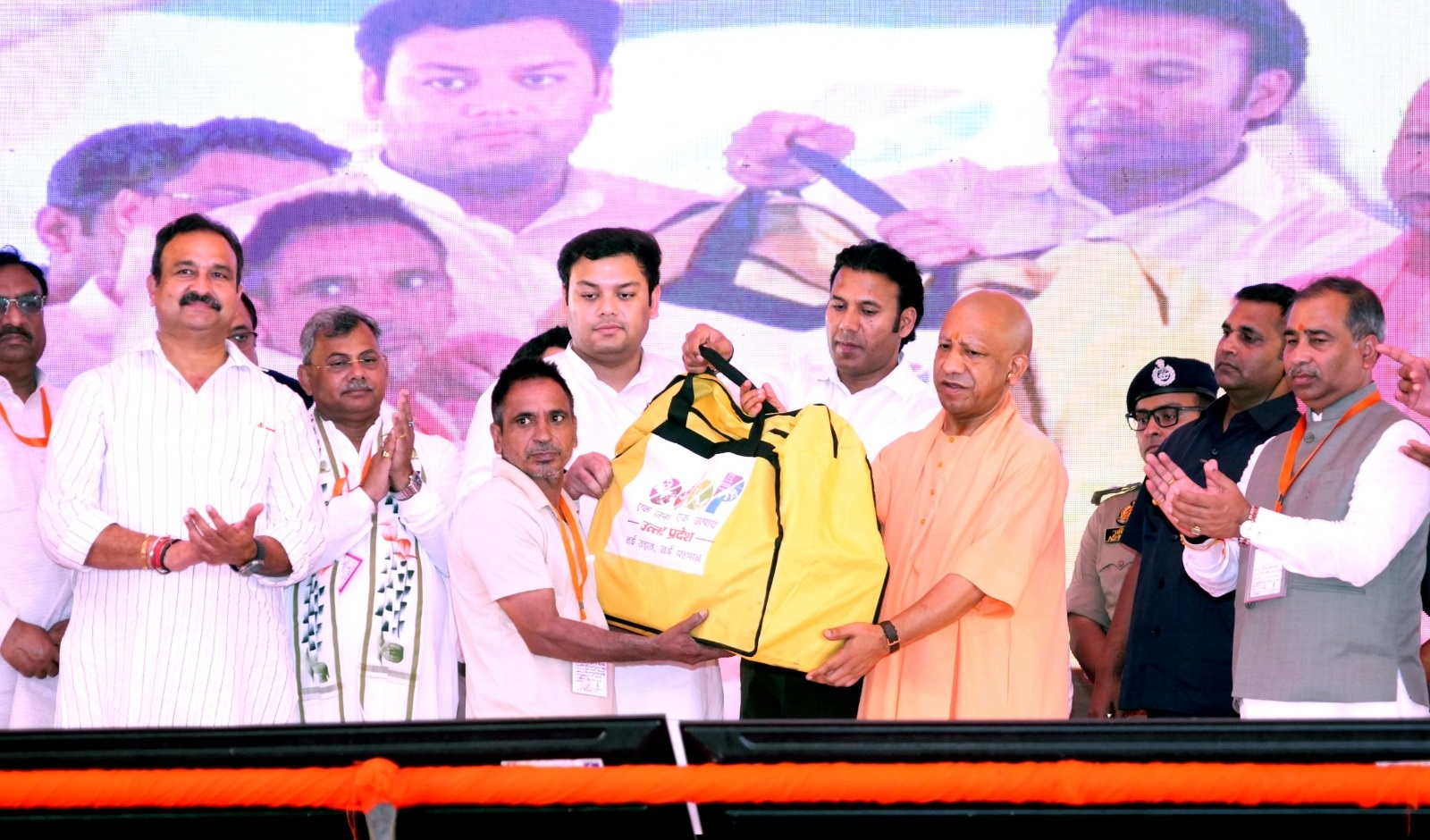 मुख्यमंत्री योगी आदित्यनाथ जनपद सहारनपुर के देहात  विभिन्न जन कल्याणकारी योजनाओं के लाभार्थियों को प्रमाण पत्र वितरण करते हुए।