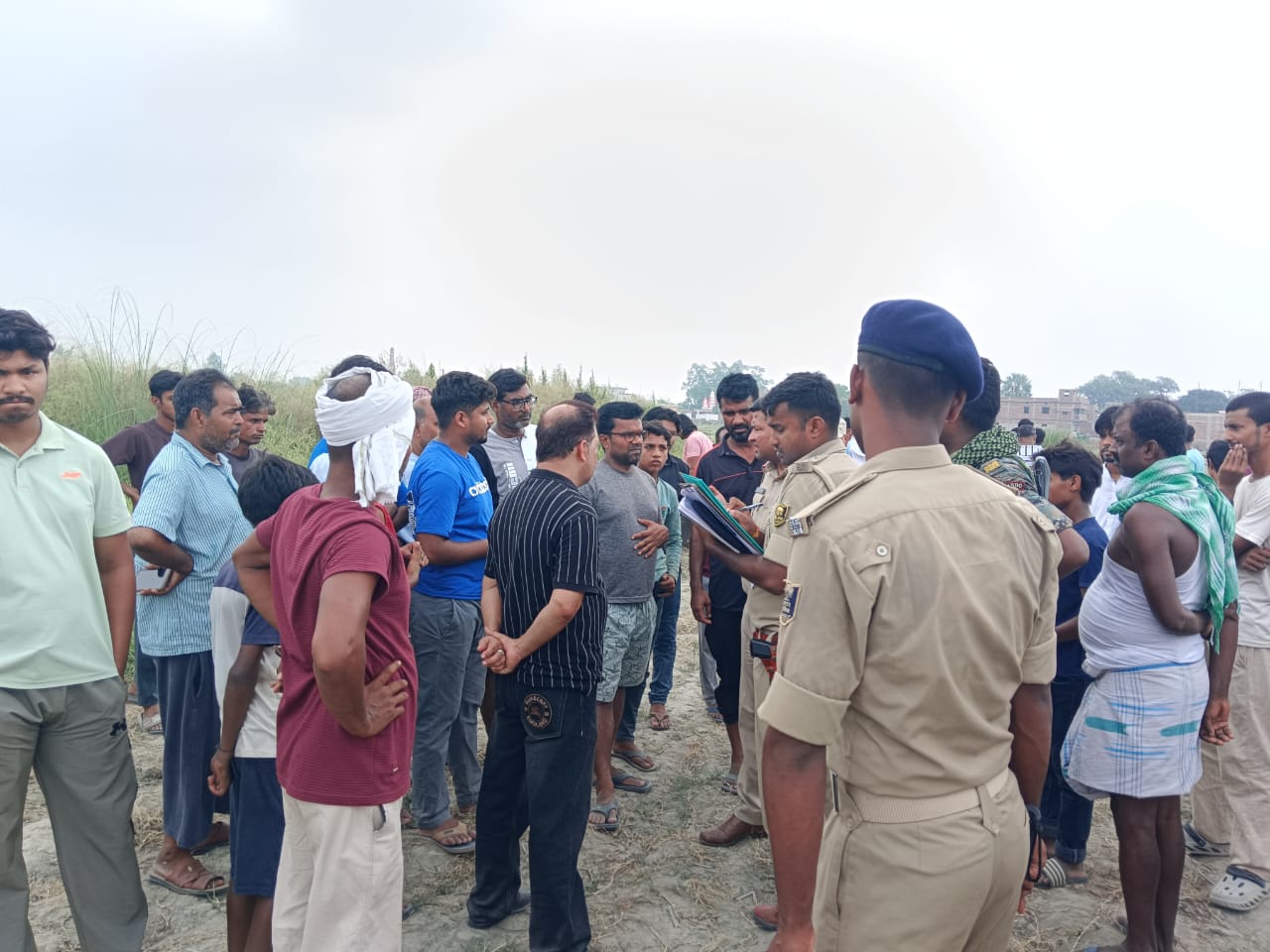 घटना स्थल पर रिपोर्ट लिखती पुलिस