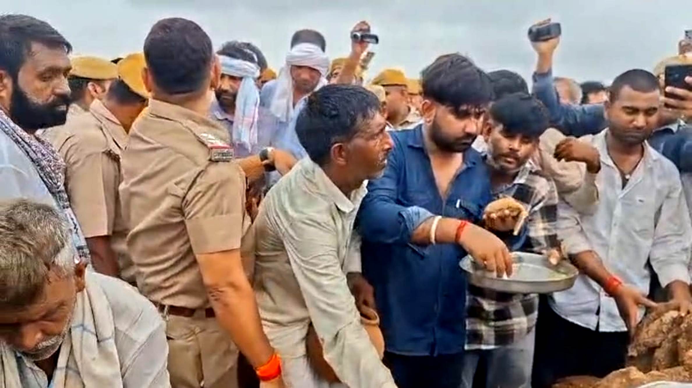 डांग इलाके के पैतृक गांव भवूतीपुरा में जगन गुर्जर का अंतिम संस्कार