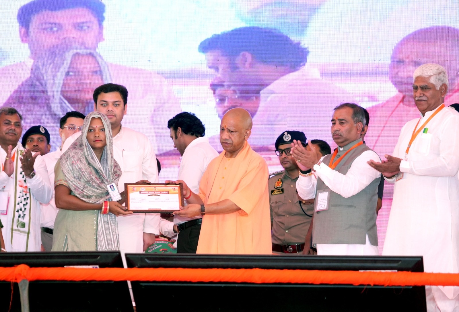 मुख्यमंत्री योगी आदित्यनाथ जनपद सहारनपुर के देहात  विभिन्न जन कल्याणकारी योजनाओं के लाभार्थियों को प्रमाण पत्र वितरण करते हुए।