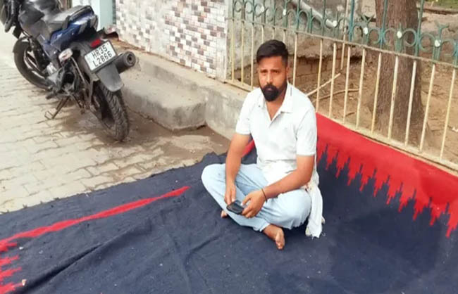 धरने पर बैठे हुए पार्षद देवेंद्र कुमार।