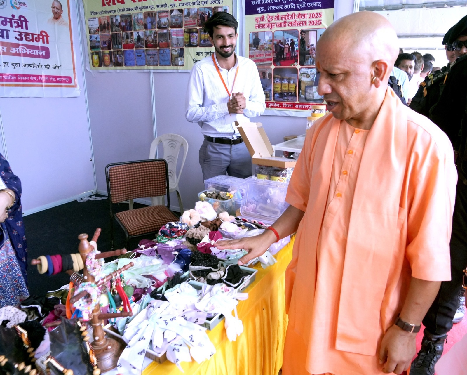 मुख्यमंत्री योगी आदित्यनाथ जनपद सहारनपुर के देहात  विभिन्न जन कल्याणकारी योजनाओं के लाभार्थियों को प्रमाण पत्र वितरण करते हुए।