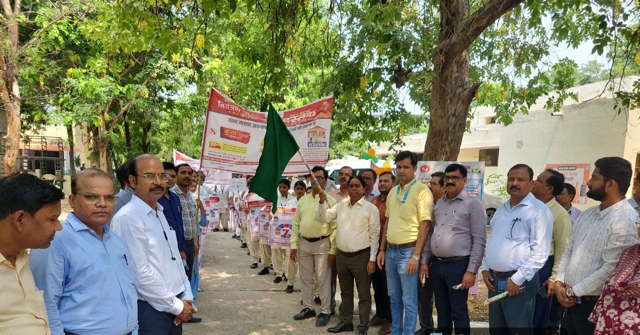 संचारी रोग नियंत्रण अभियान को हरी झंडी दिखाकर रवाना करते हुए मुख्य चिकित्सा अधिकारी