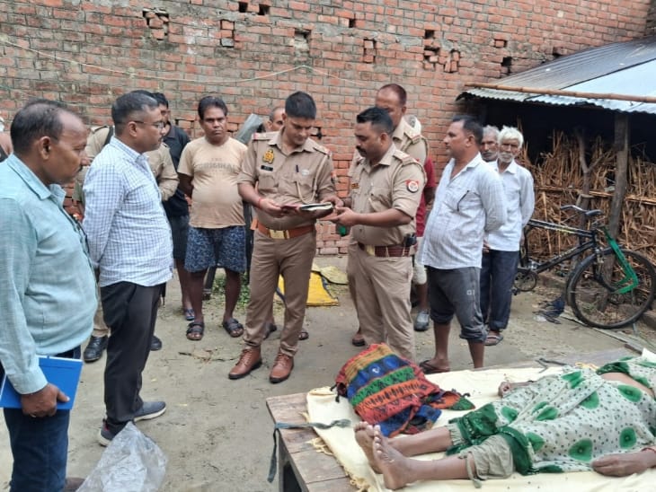 आकाशीय बिजली की चपेट मे आये लोगो की जाँच करते अधिकारी आकाशीय बिजली की चपेट मे आये लोगो की जाँच करते अधिकारी